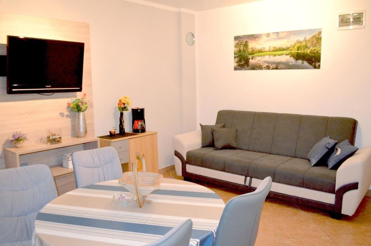 Apartments Krajacic Malinska Buitenkant foto